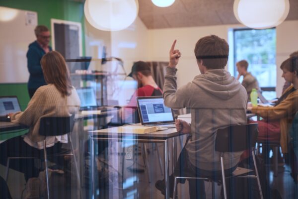 Menighedsfakultetets bestyrelse har på sit møde fredag besluttet at ansætte en ny adjunkt eller lektor i etik og religionsfilosofi. Baggrunden er, at visse fag ikke kan dækkes med den nuværende bemanding. Ansættelsen skal også ses i lyset af MF’s overordnede strategi om at styrke det teologiske undervisningsmiljø.